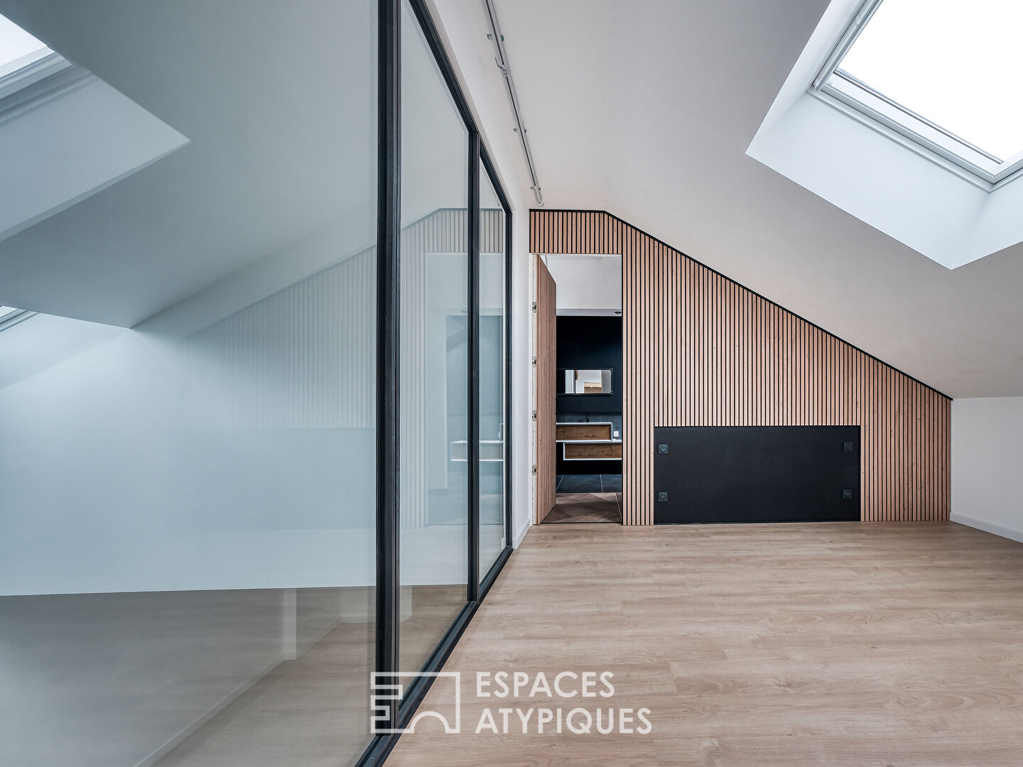 La maison meulière à la rénovation contemporaine avec atelier et jardin