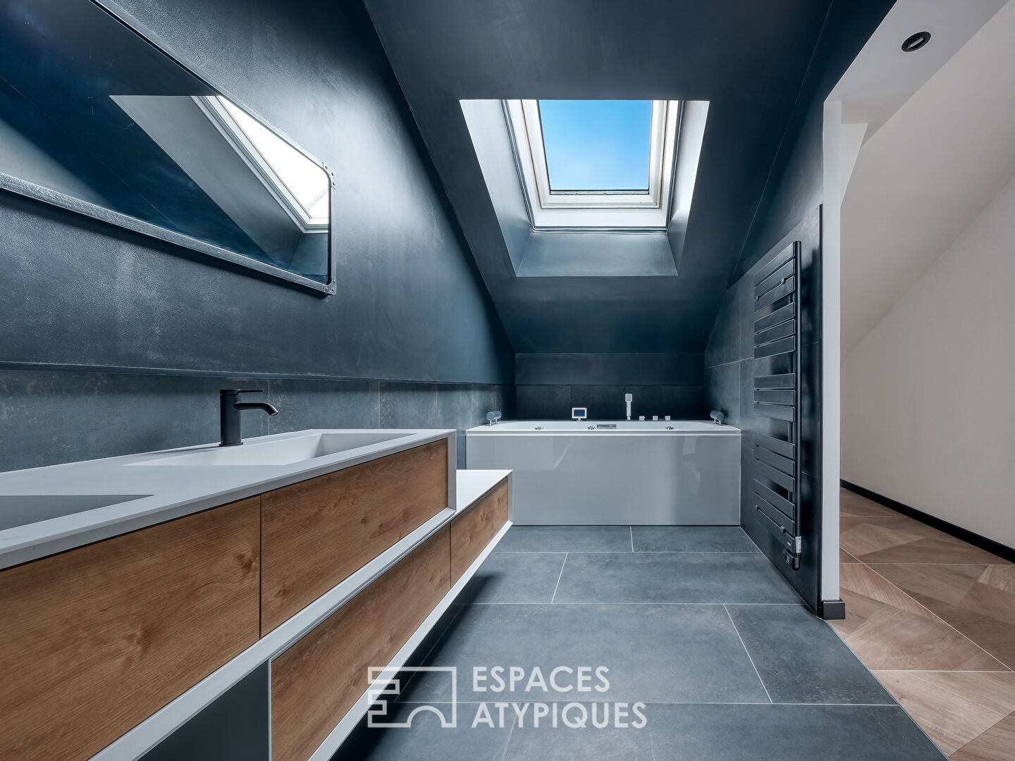 La maison meulière à la rénovation contemporaine avec atelier et jardin