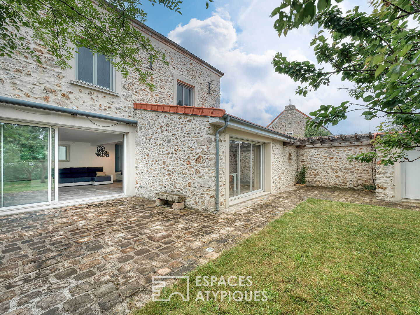 La maison meulière à la rénovation contemporaine avec atelier et jardin