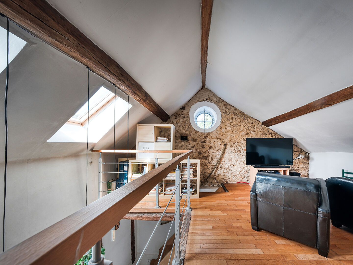 Maison en pierre avec jardin et studio indépendant.