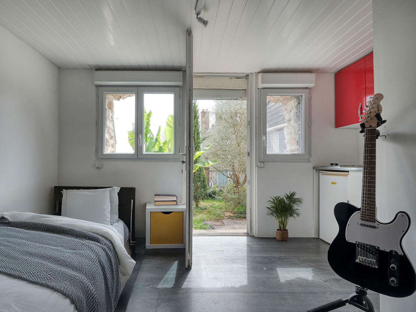 Maison en pierre avec jardin et studio indépendant.