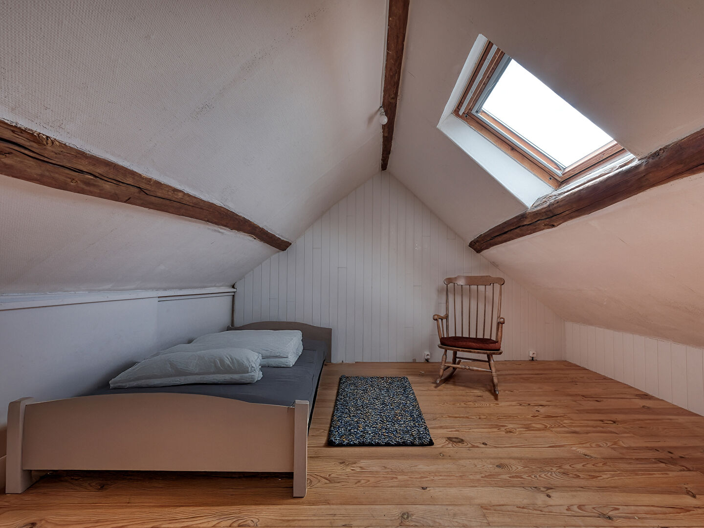 Maison en pierre avec jardin et studio indépendant.