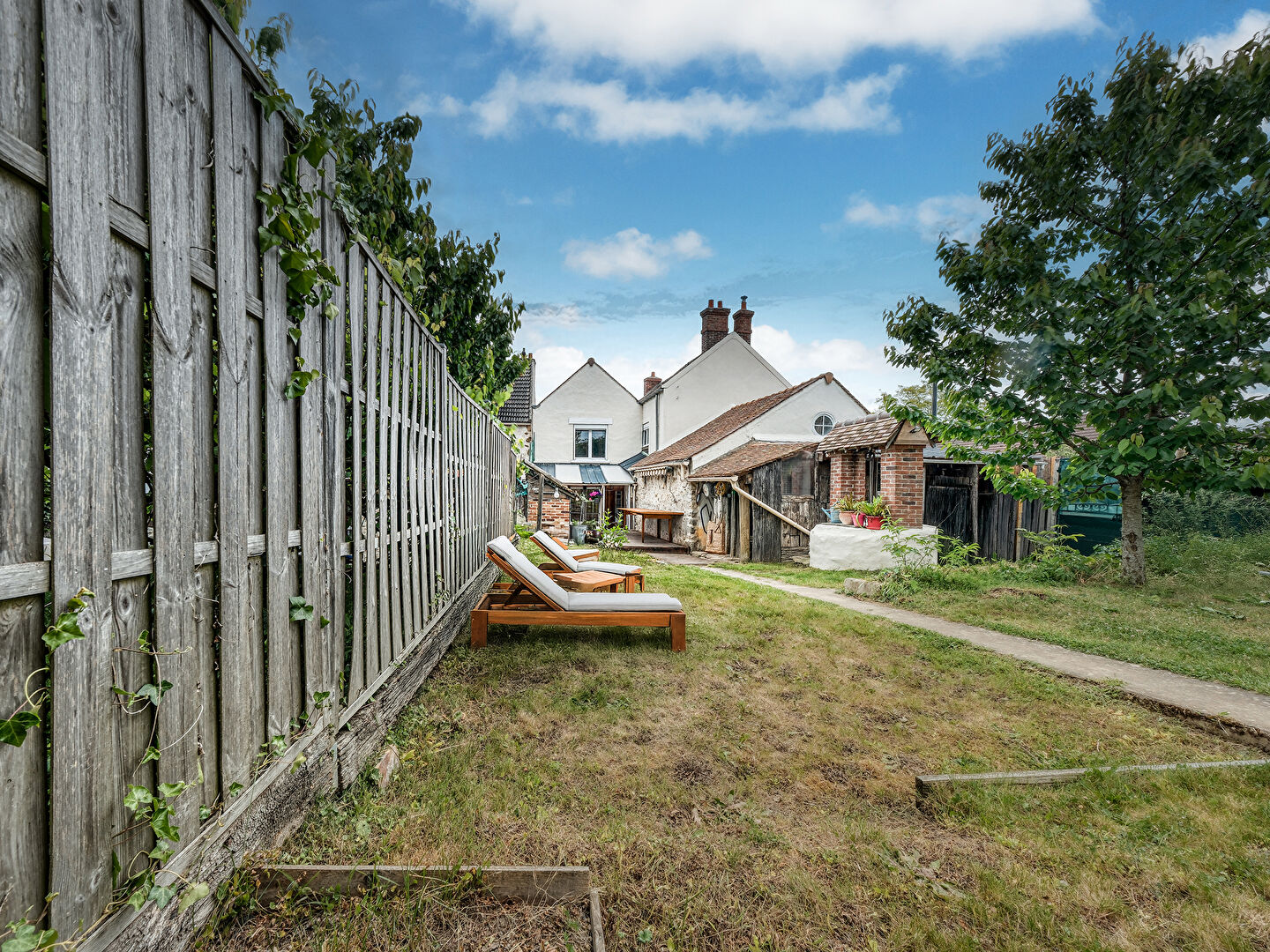Maison en pierre avec jardin et studio indépendant.