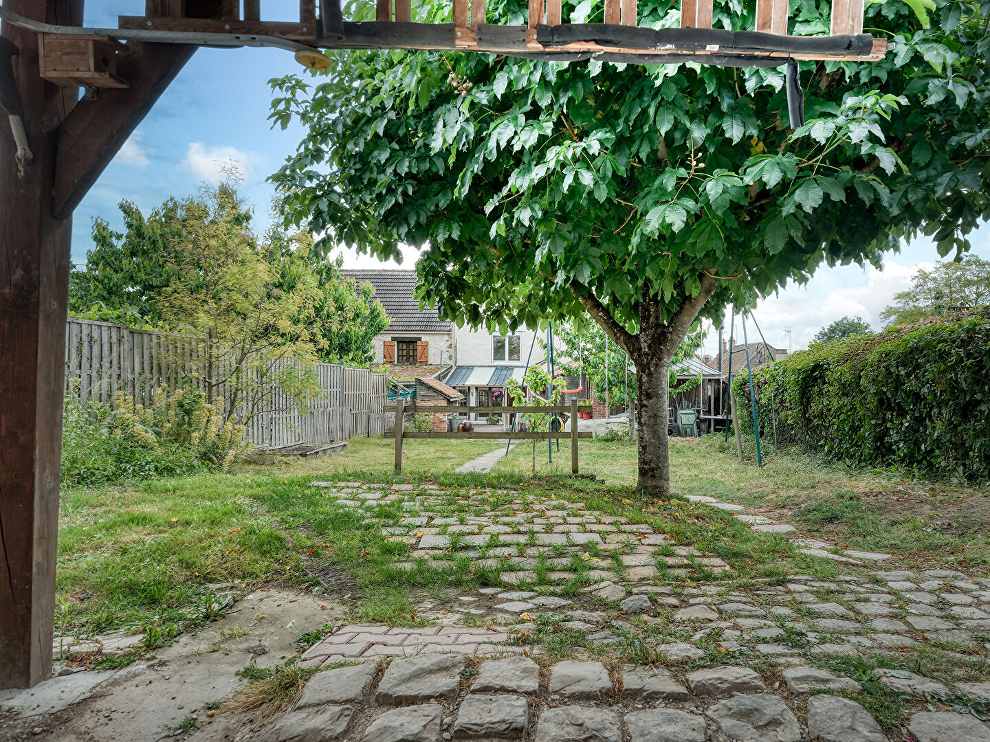 Maison en pierre avec jardin et studio indépendant.