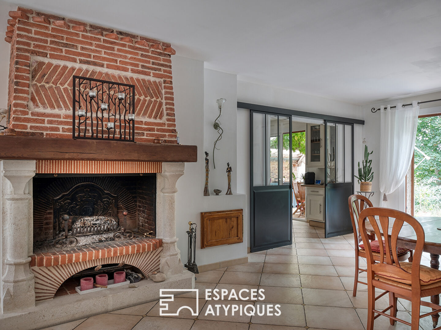La maison familiale au calme avec sous-sol et jardin verdoyant