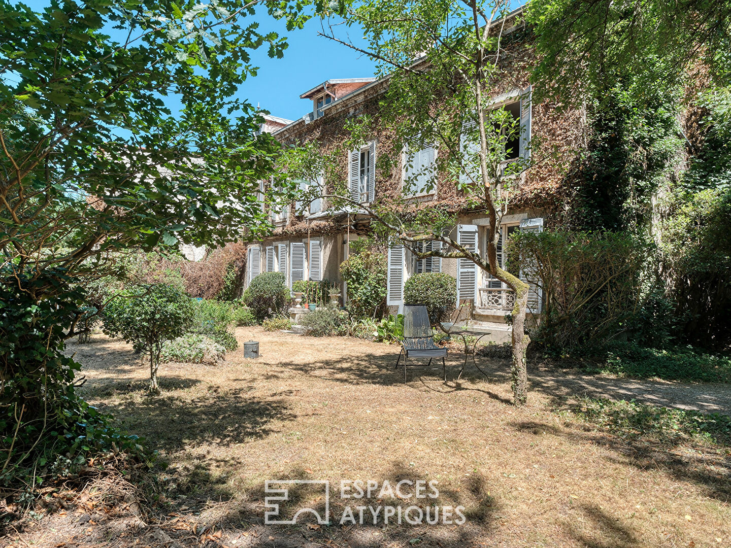 La maison familiale à réinventer avec son jardin dans un quartier recherché