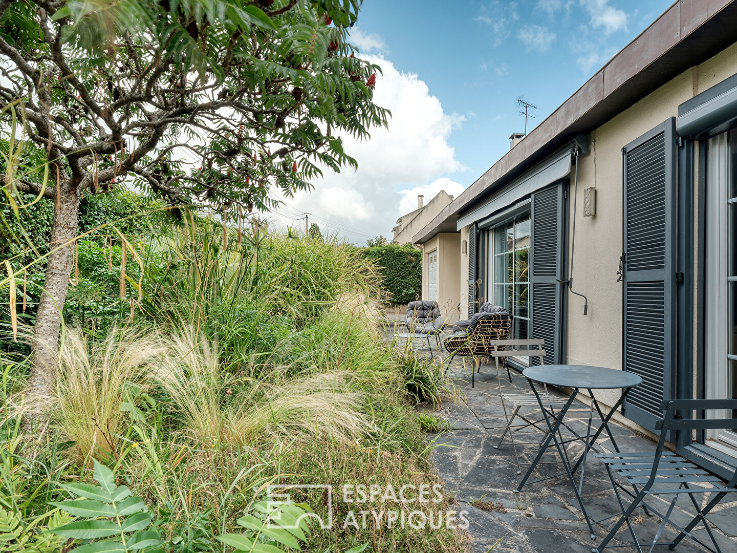 La charmante maison de plain-pied entièrement rénovée avec jardin.