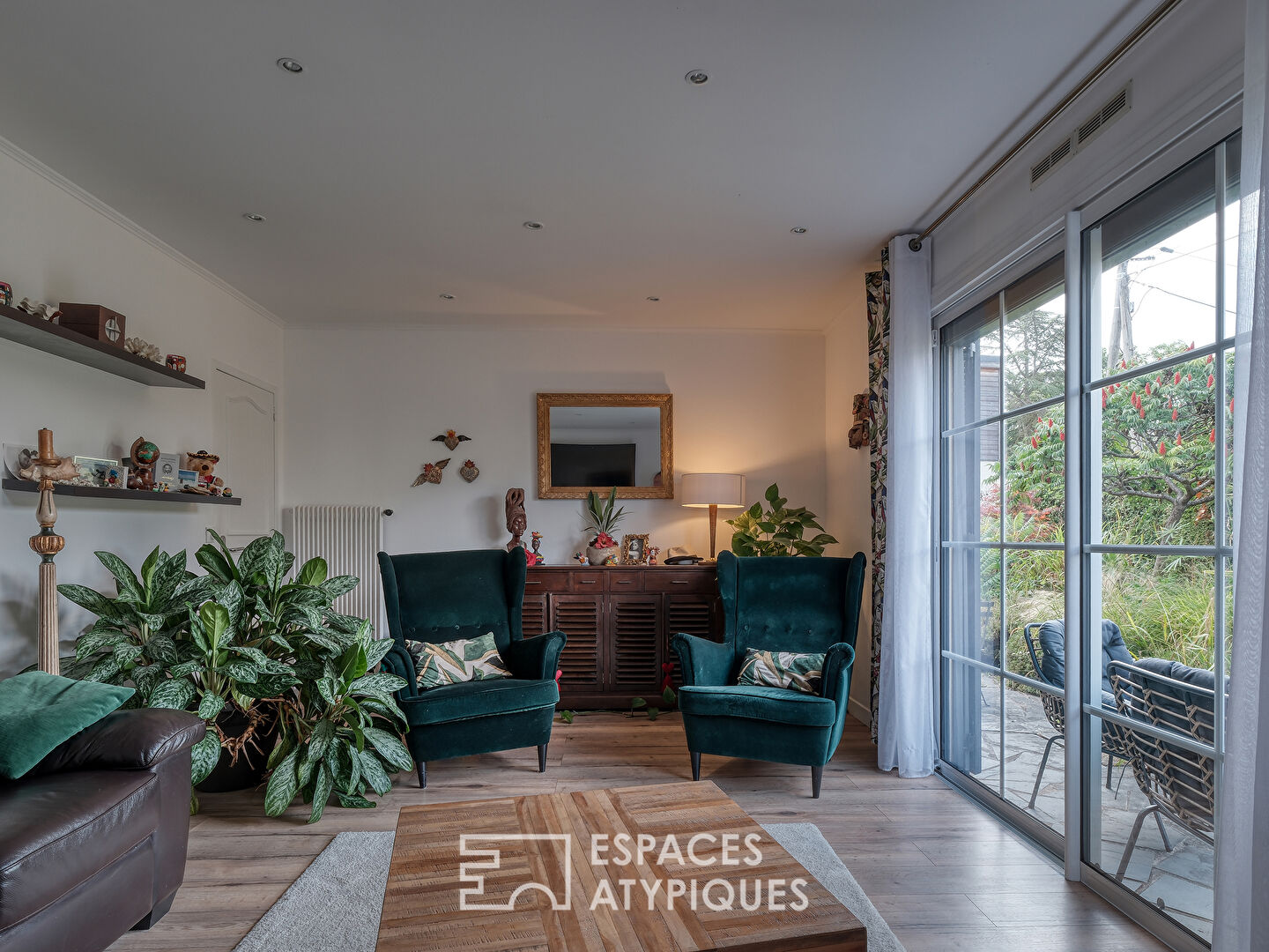 La charmante maison de plain-pied entièrement rénovée avec jardin.