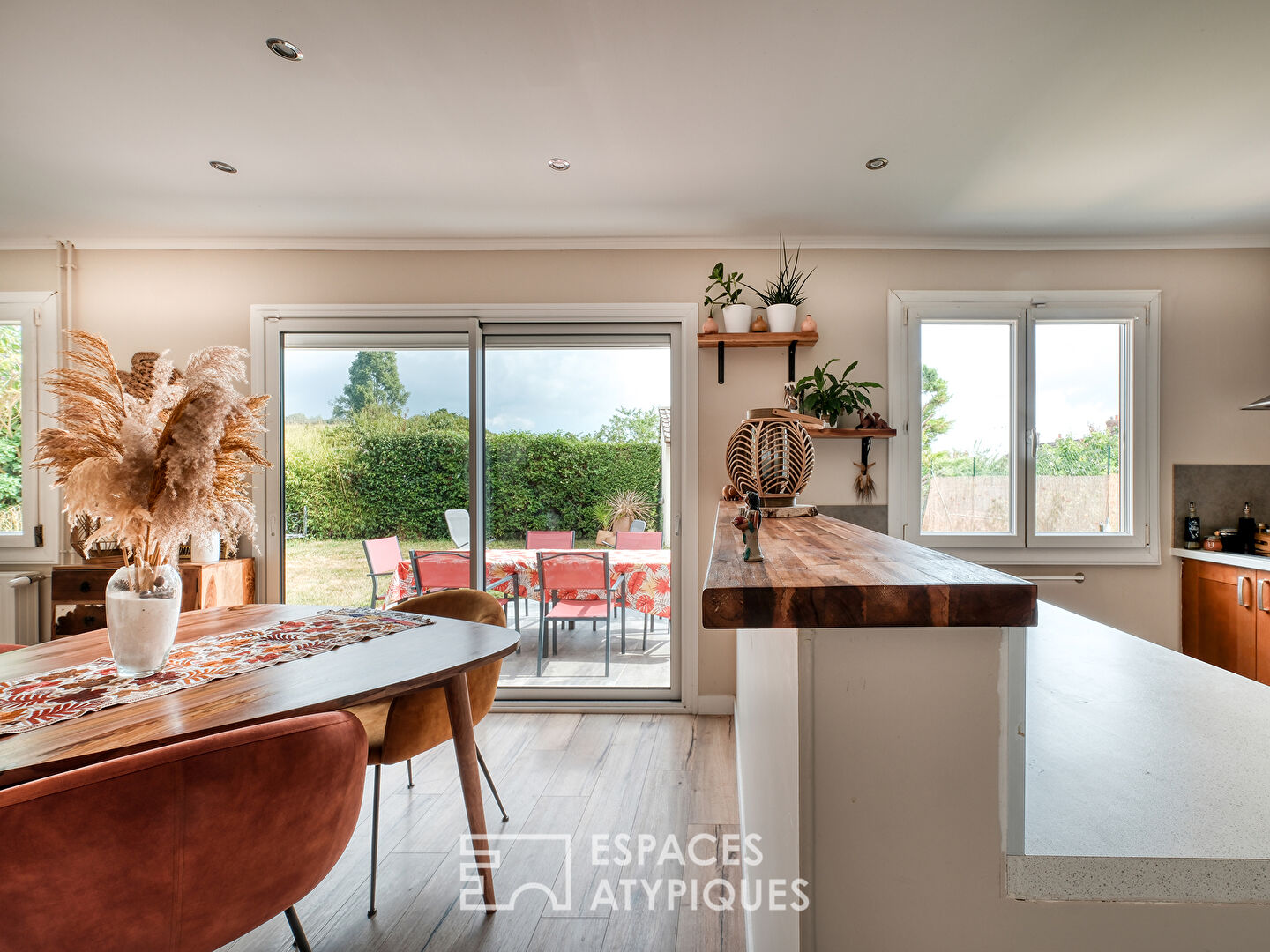 La charmante maison de plain-pied entièrement rénovée avec jardin.