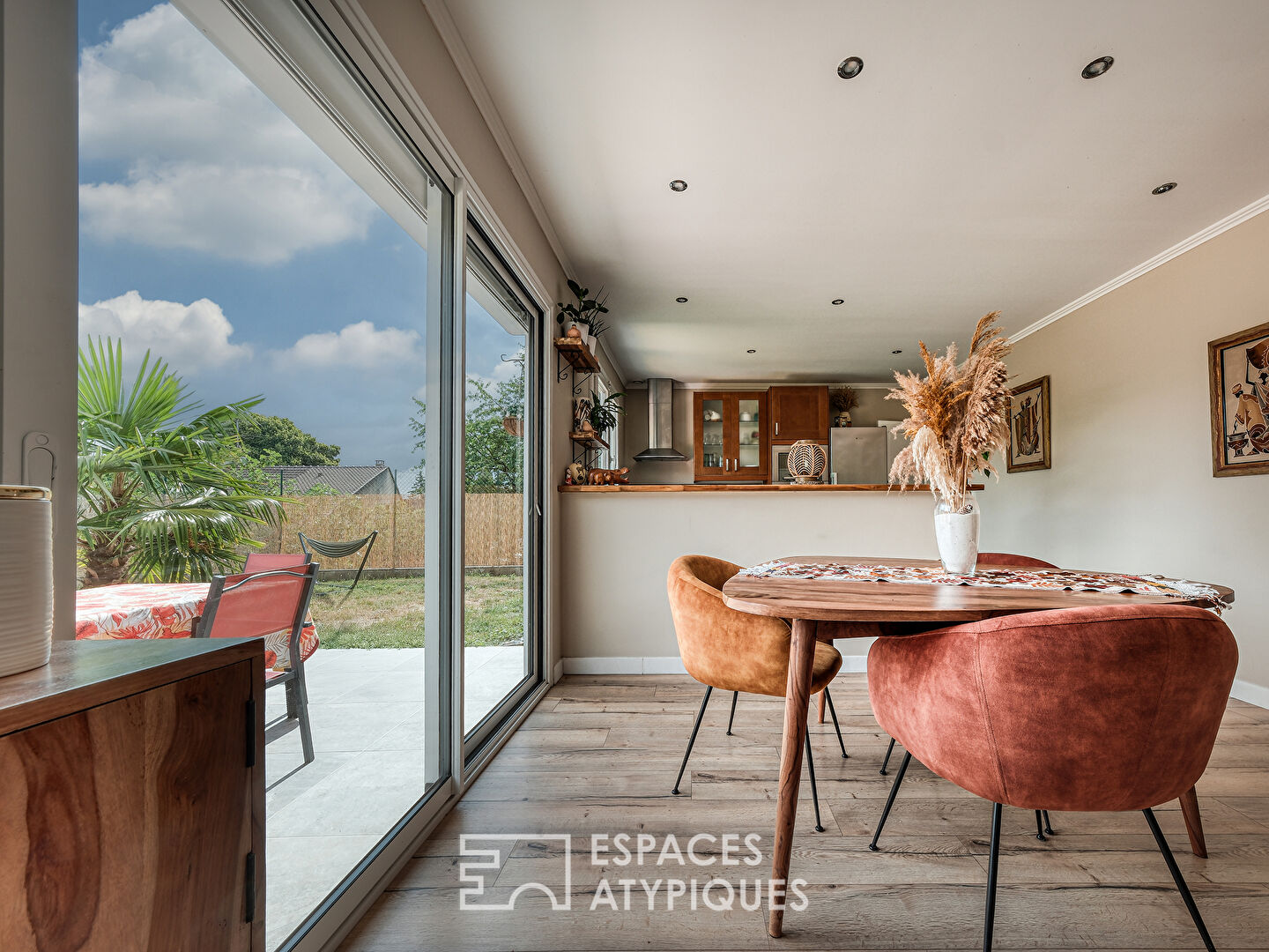 La charmante maison de plain-pied entièrement rénovée avec jardin.