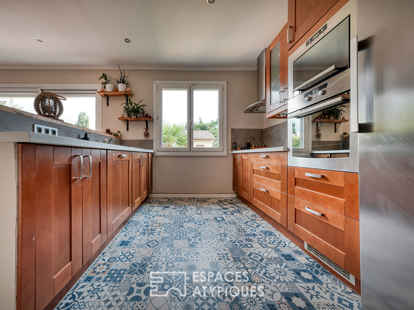 La charmante maison de plain-pied entièrement rénovée avec jardin.