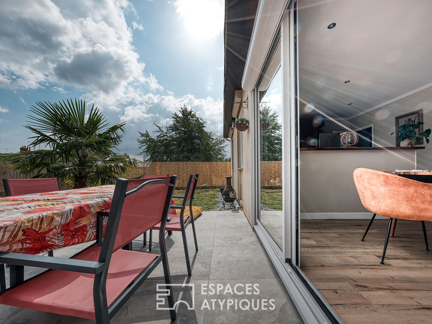 La charmante maison de plain-pied entièrement rénovée avec jardin.