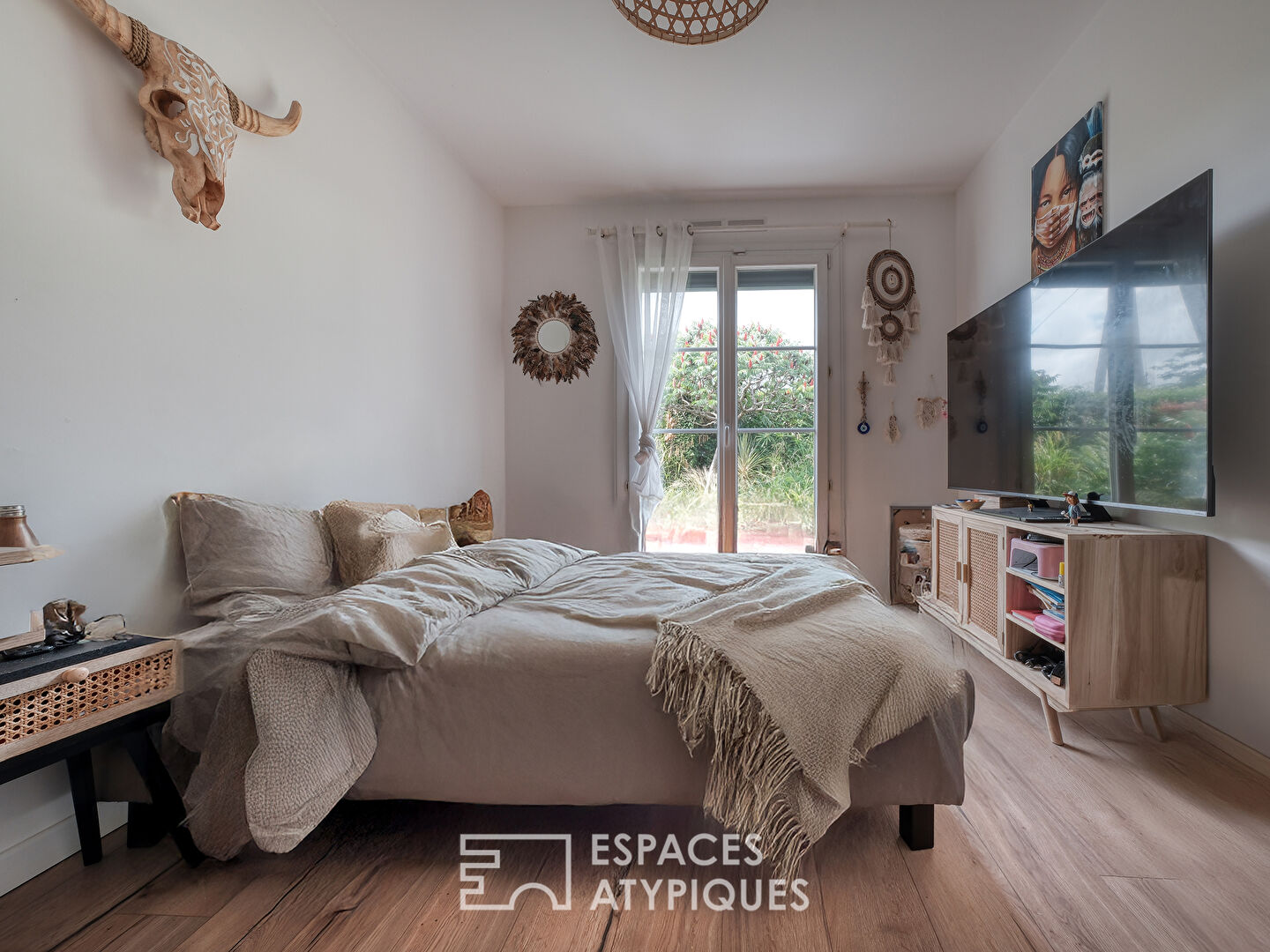 La charmante maison de plain-pied entièrement rénovée avec jardin.
