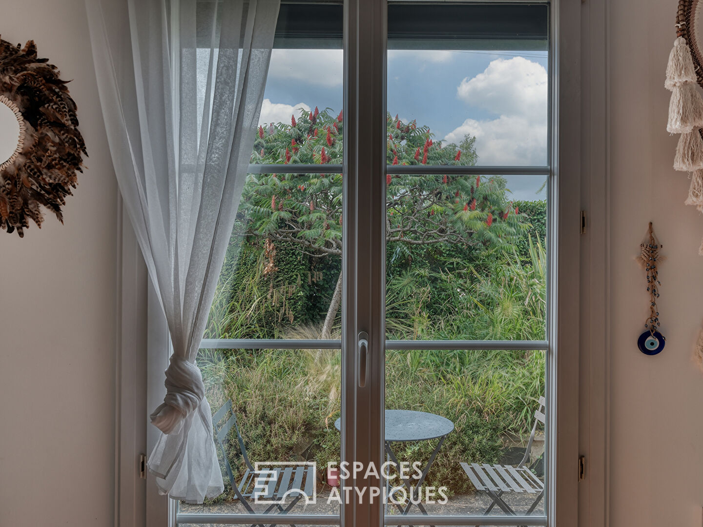 La charmante maison de plain-pied entièrement rénovée avec jardin.