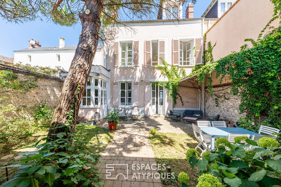 La maison bourgeoise, au calme et en plein coeur de ville.