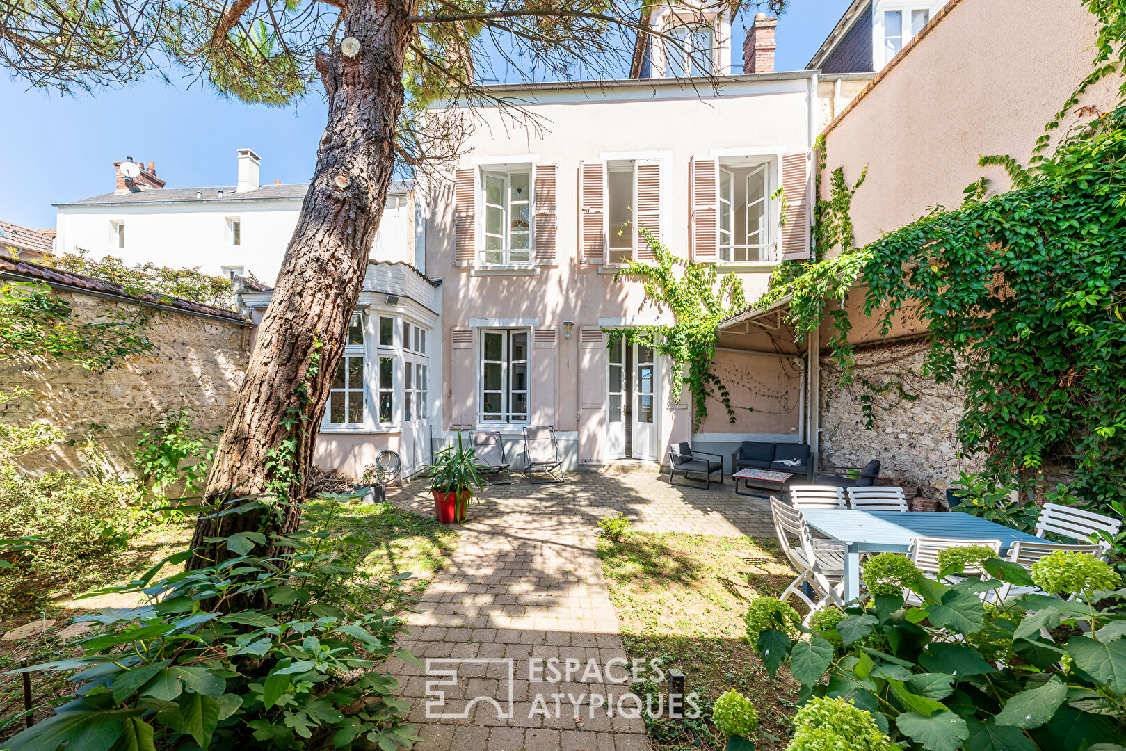 La maison bourgeoise, au calme et en plein coeur de ville.