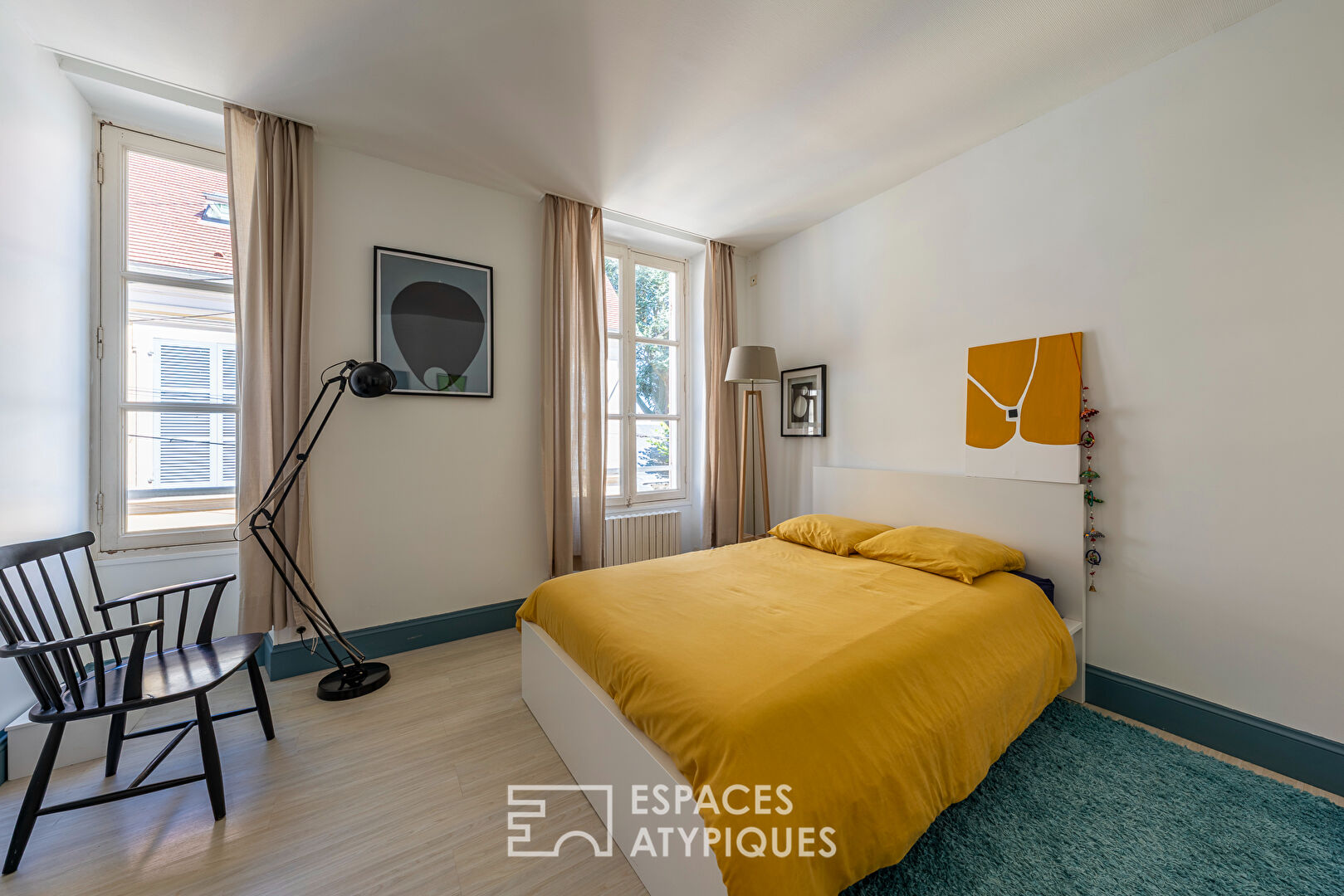 La maison bourgeoise, au calme et en plein coeur de ville.