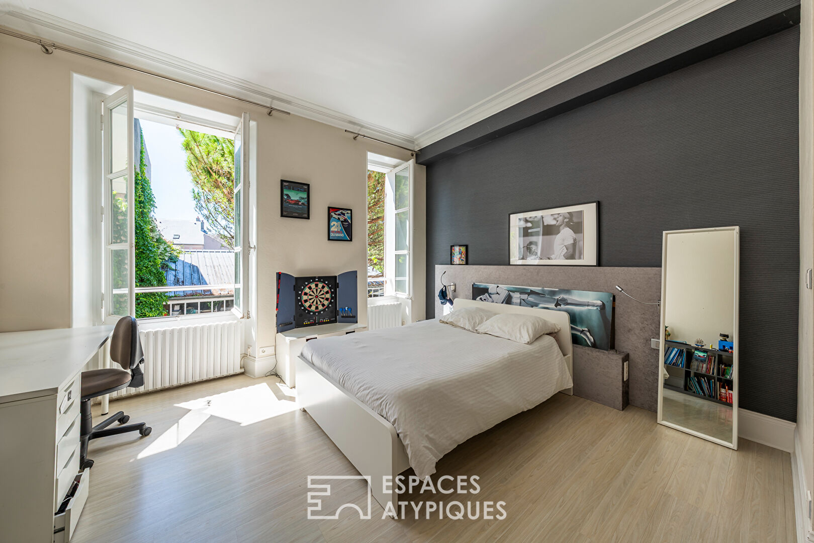 La maison bourgeoise, au calme et en plein coeur de ville.