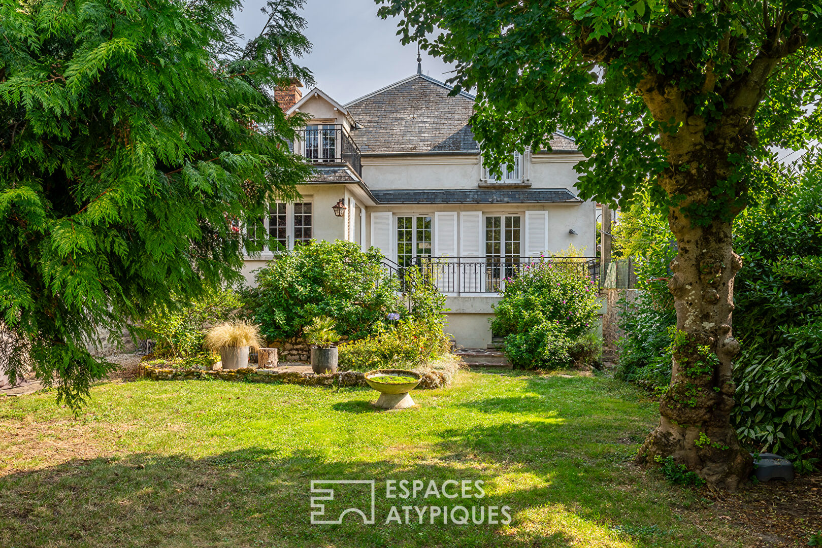 Maison bourgeoise rénovée avec vie de plain-pied et jardin en centre-ville