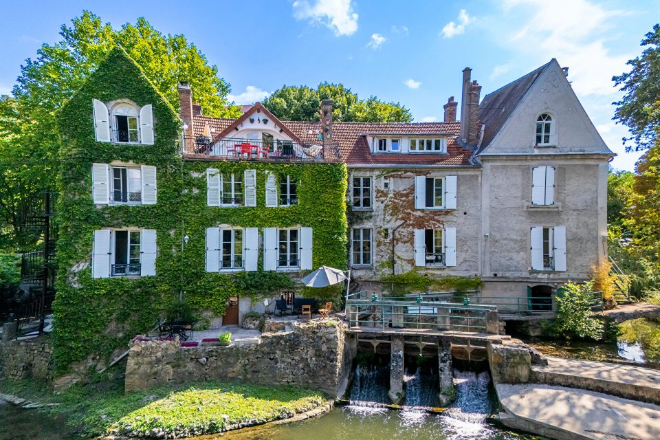 Appartement au coeur d'un ancien moulin rénové et dans un parc arboré.