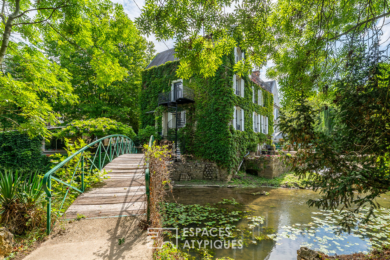 Appartement au coeur d’un ancien moulin rénové et dans un parc arboré.