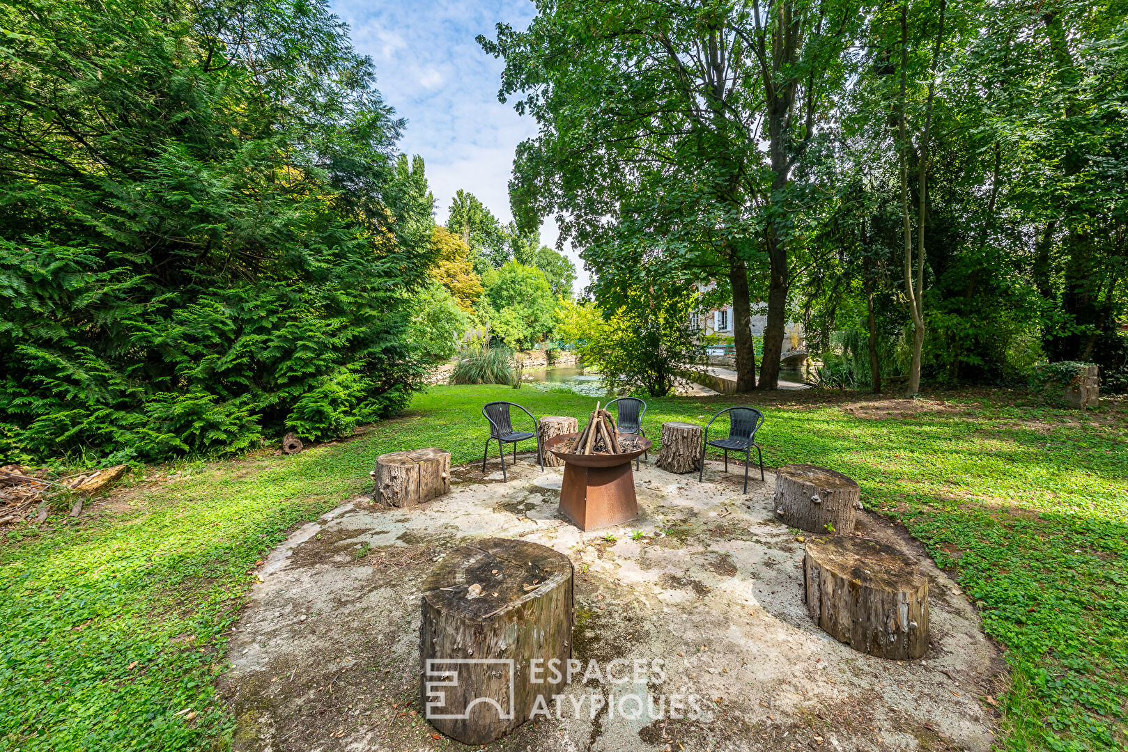 Appartement au coeur d’un ancien moulin rénové et dans un parc arboré.