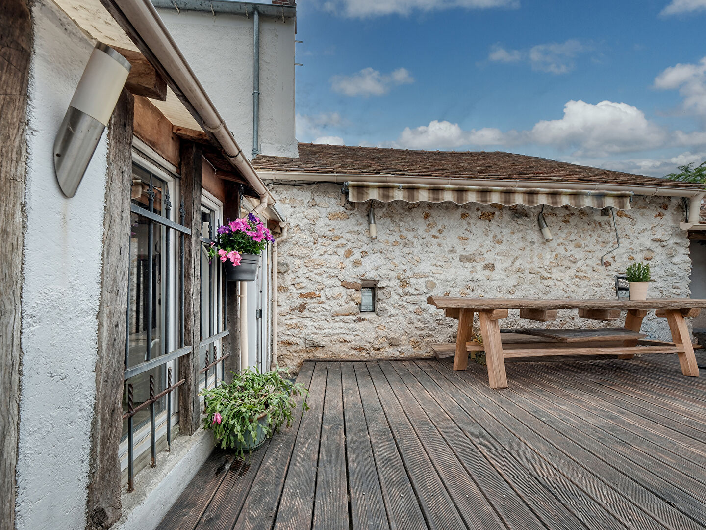 Maison en pierre avec jardin et studio indépendant.