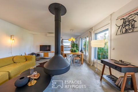 Maison d’architecte rénovée avec piscine et jardin.