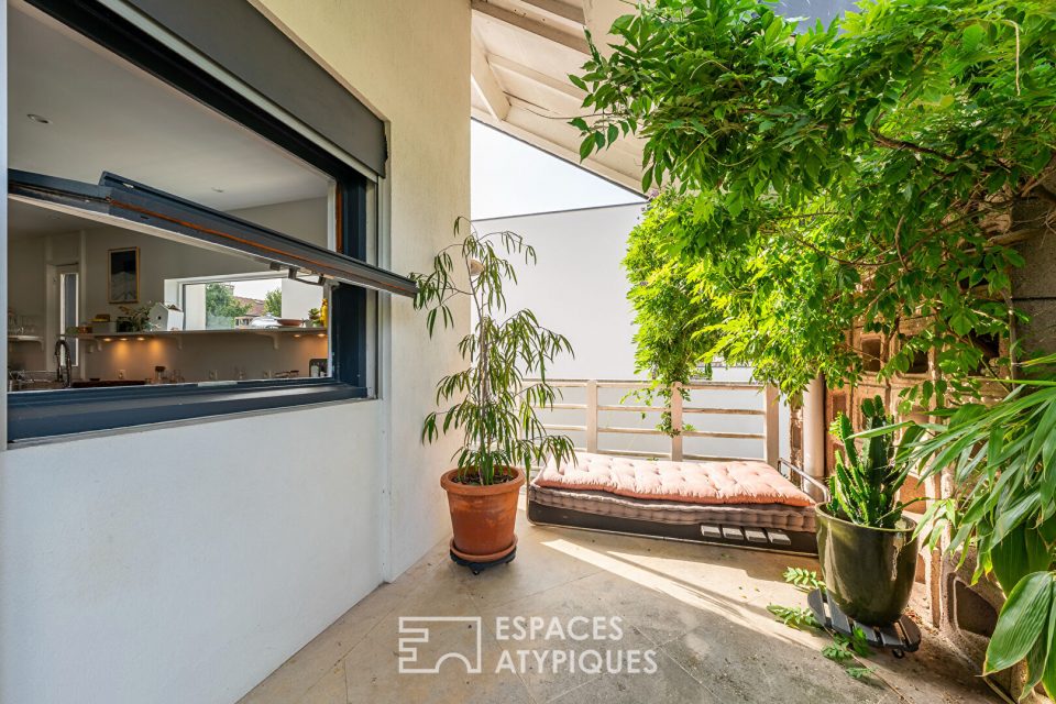 Maison d'architecte rénovée avec piscine et jardin.