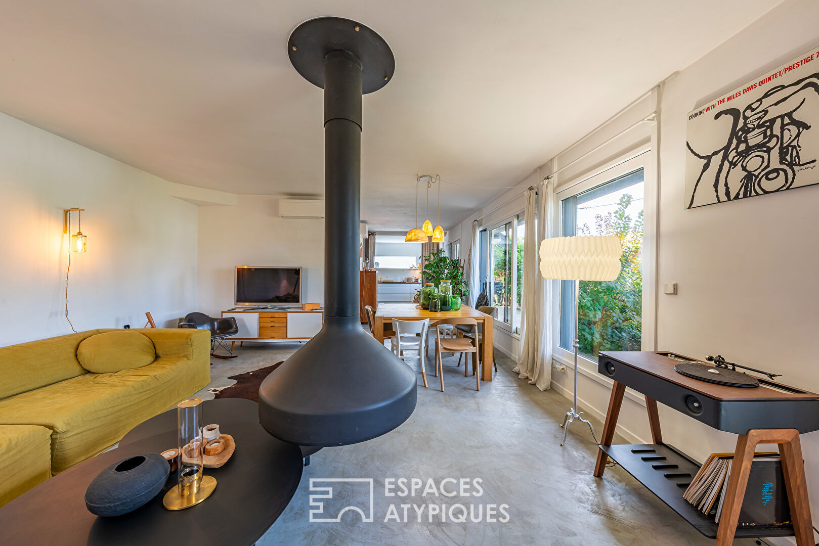 Maison d’architecte rénovée avec piscine et jardin.