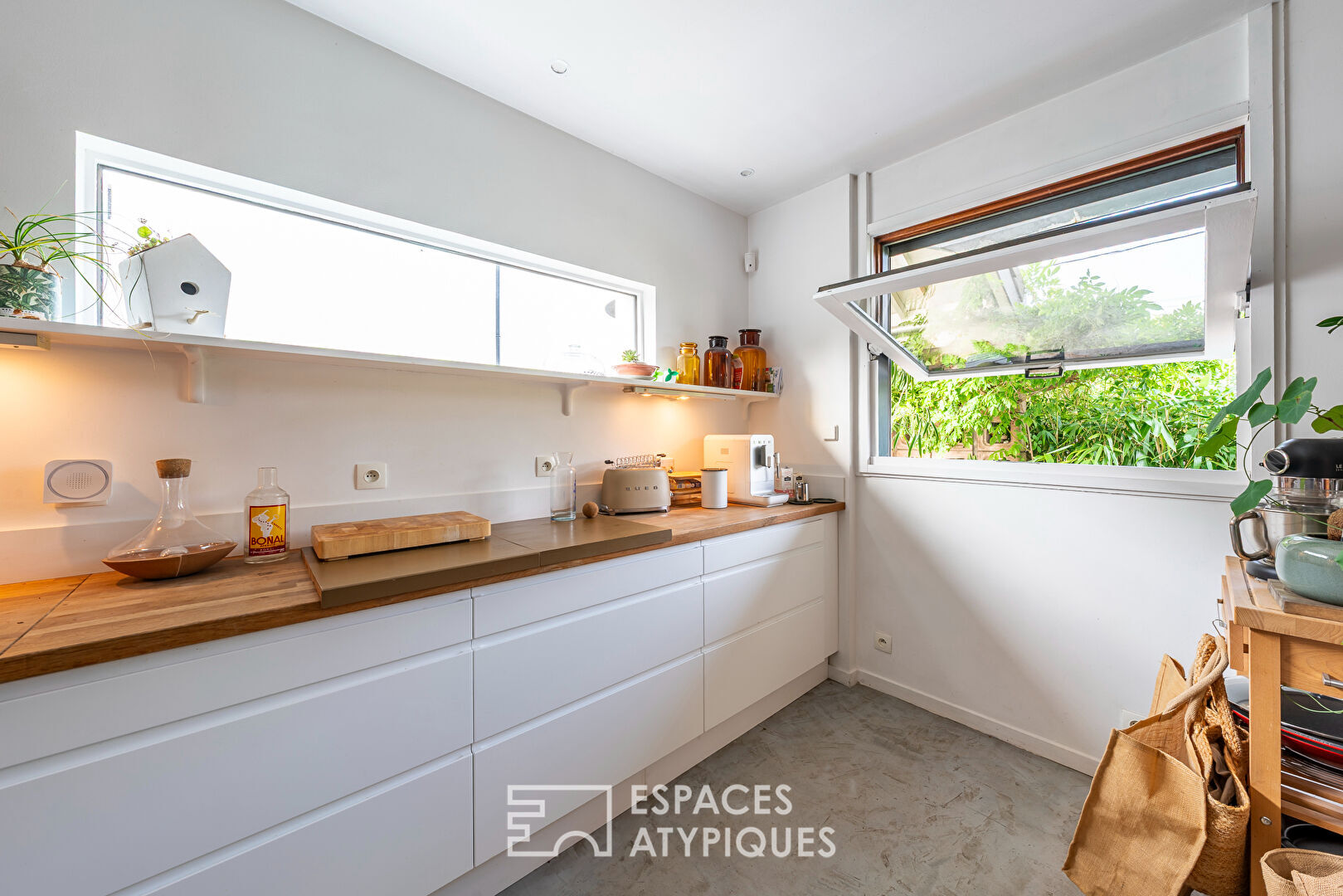 Maison d’architecte rénovée avec piscine et jardin.