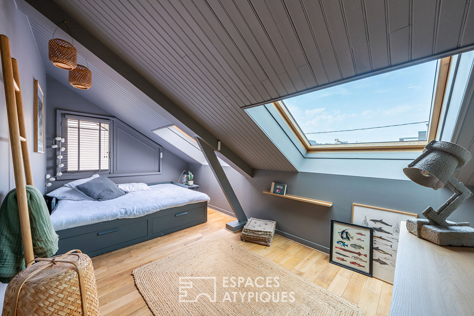 Maison d’architecte rénovée avec piscine et jardin.