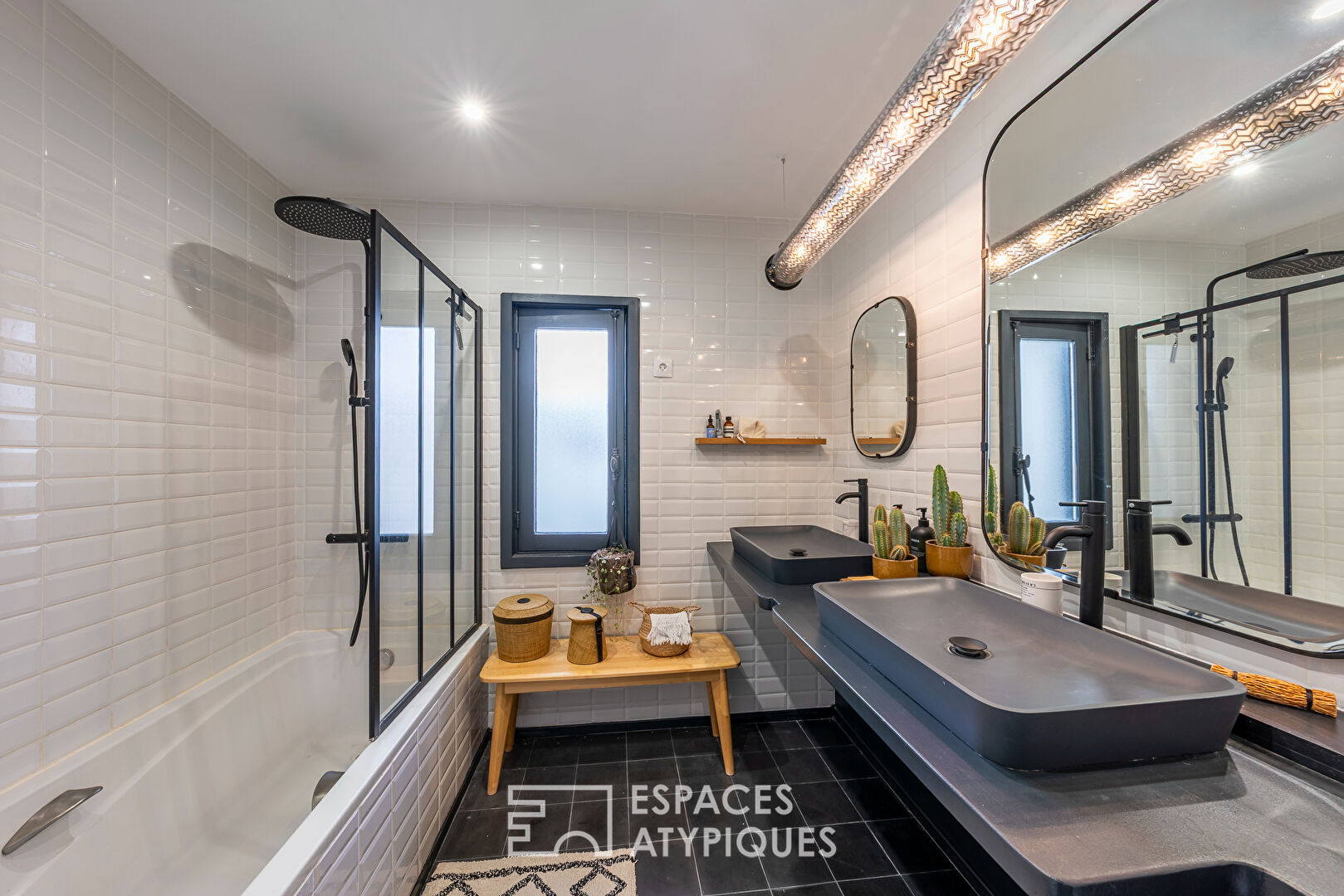 Maison d’architecte rénovée avec piscine et jardin.