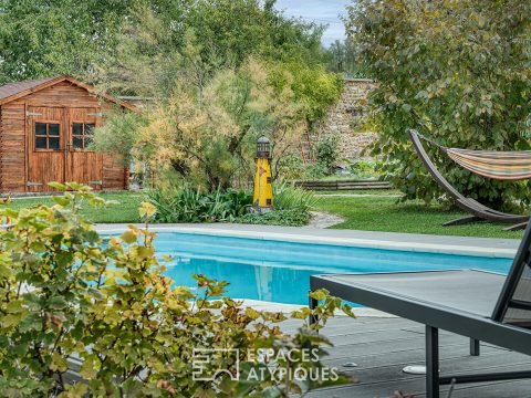 Une ancienne ferme avec une piscine, un jardin potager et une grange rénovée au coeur du village