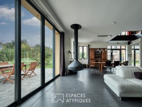 Une ancienne ferme avec une piscine, un jardin potager et une grange rénovée au coeur du village