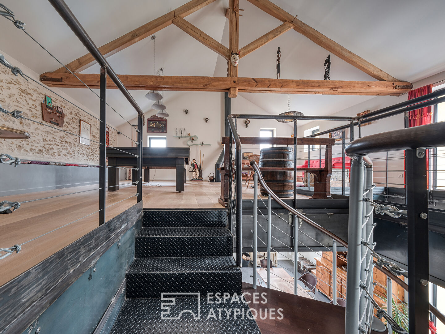 Une ancienne ferme avec une piscine, un jardin potager et une grange rénovée au coeur du village