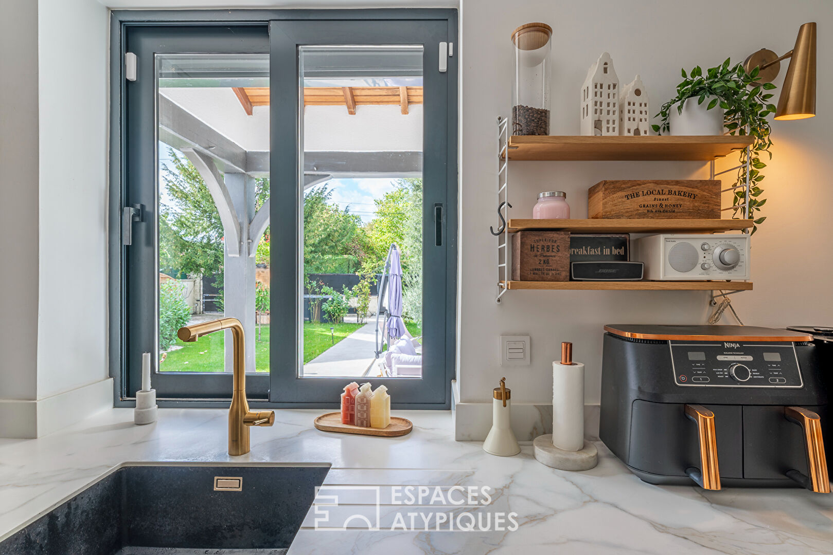 La maison contemporaine et sa dépendance aménagée
