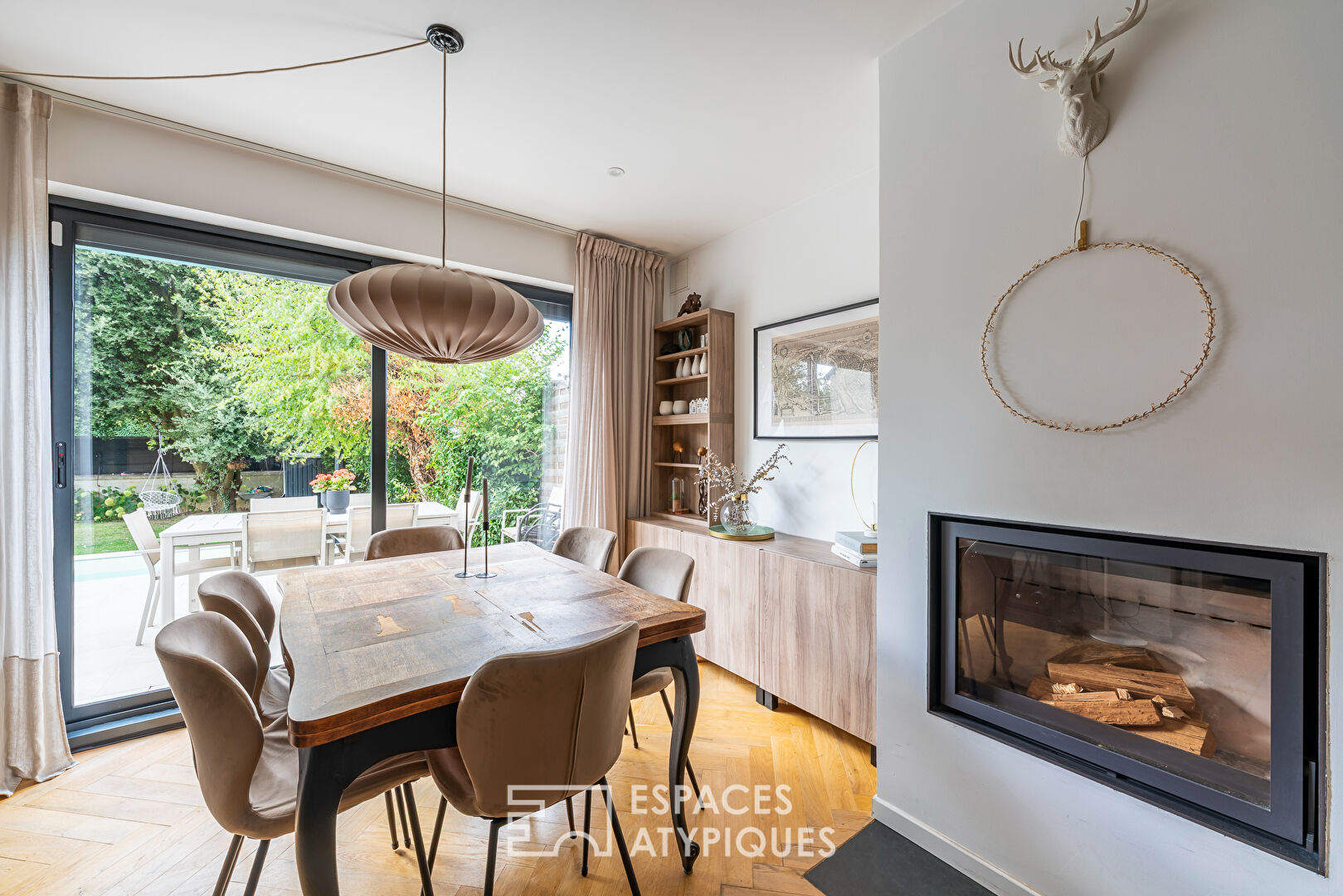 La maison contemporaine et sa dépendance aménagée