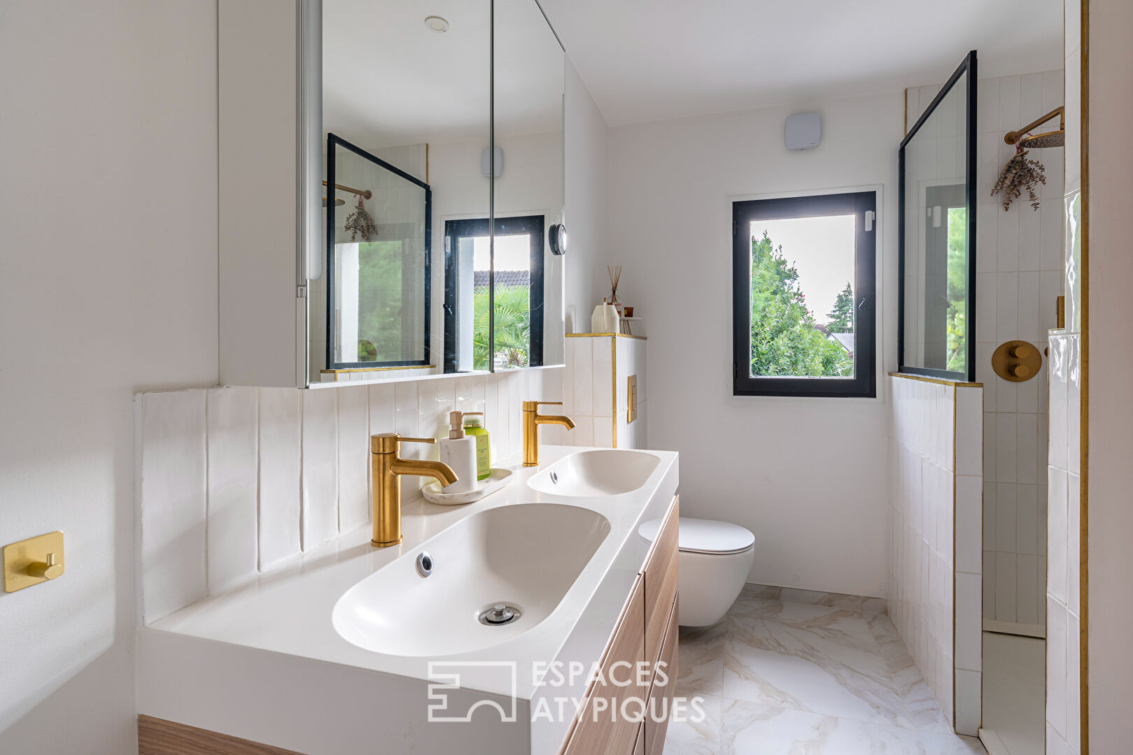 La maison contemporaine et sa dépendance aménagée