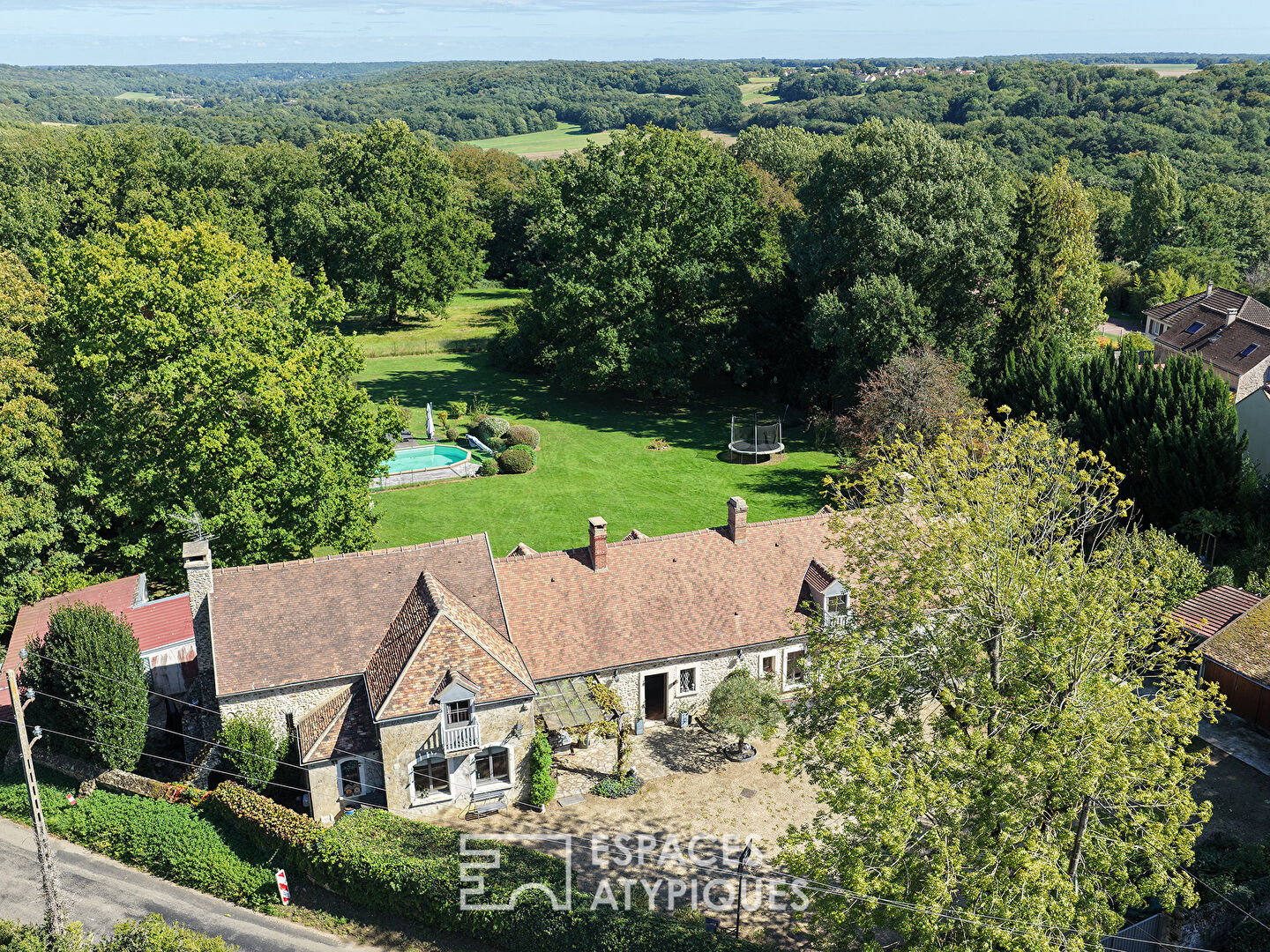 Propriété de charme avec une piscine et entourée d’un parc boisé