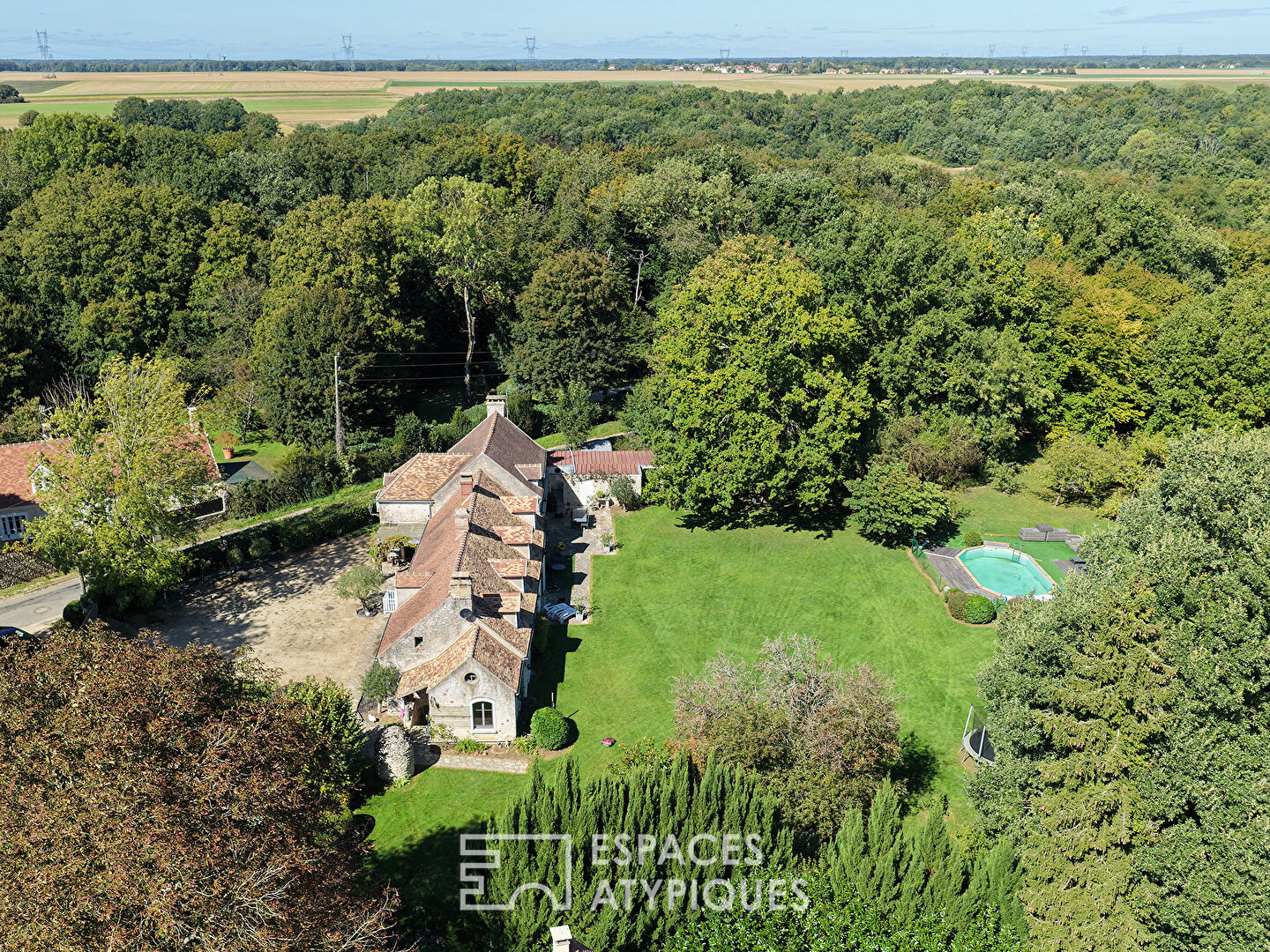Propriété de charme avec une piscine et entourée d’un parc boisé