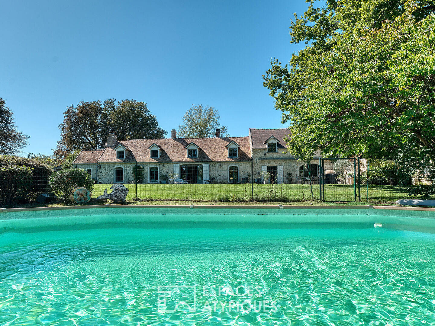 Propriété de charme avec une piscine et entourée d’un parc boisé