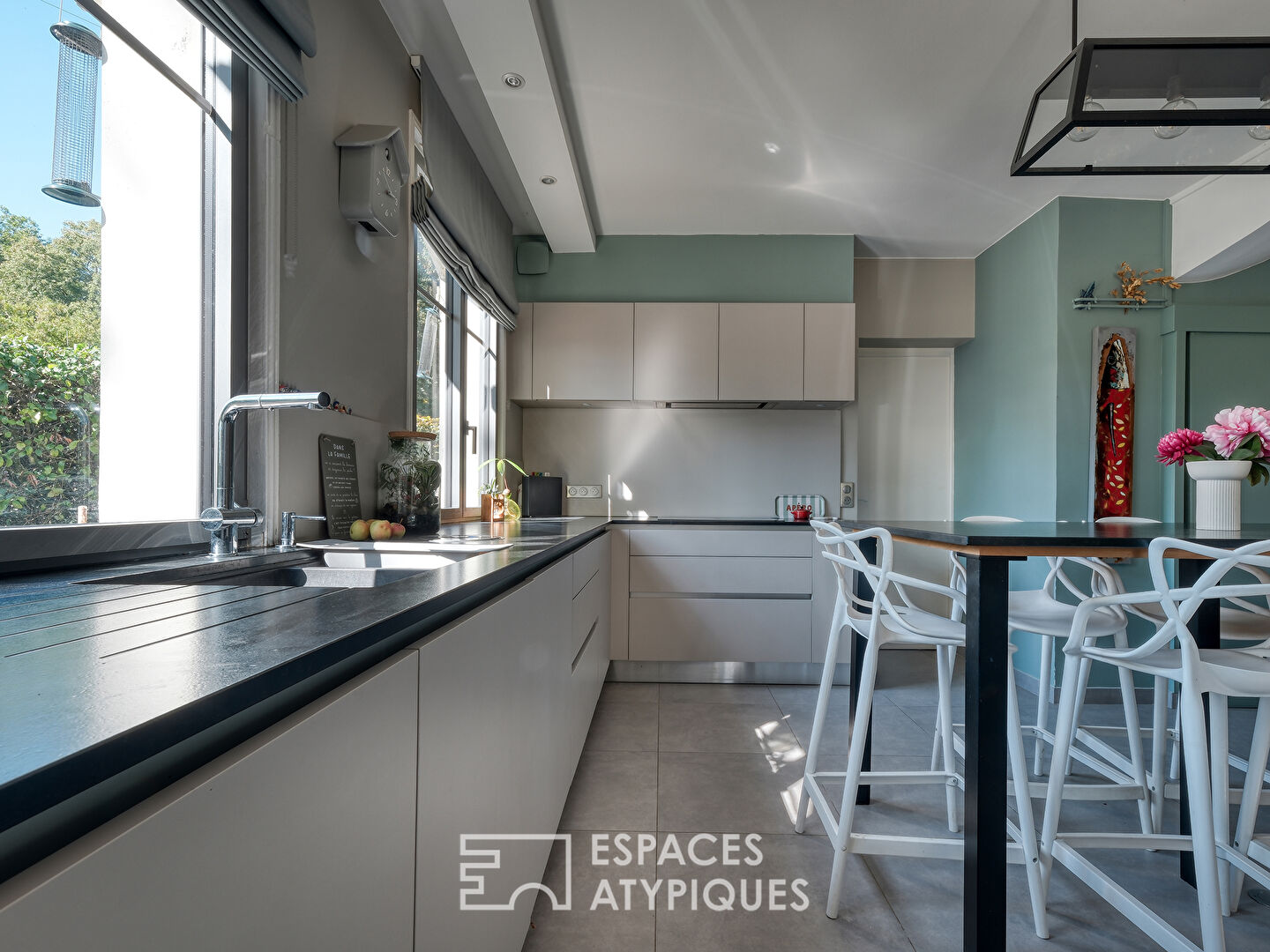 Propriété de charme avec une piscine et entourée d’un parc boisé