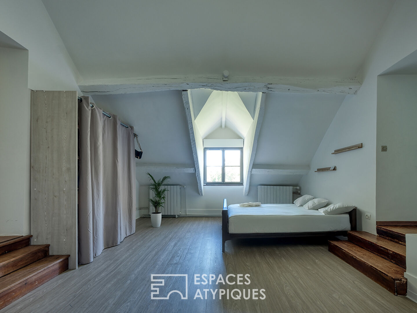 Propriété de charme avec une piscine et entourée d’un parc boisé