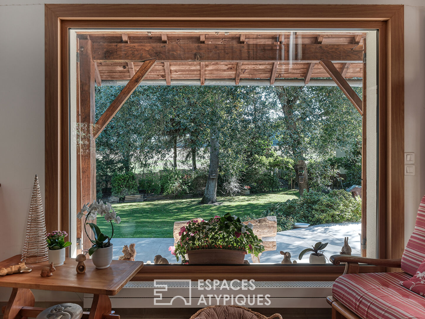 Maison familiale avec jardin arboré et piscine intérieure.