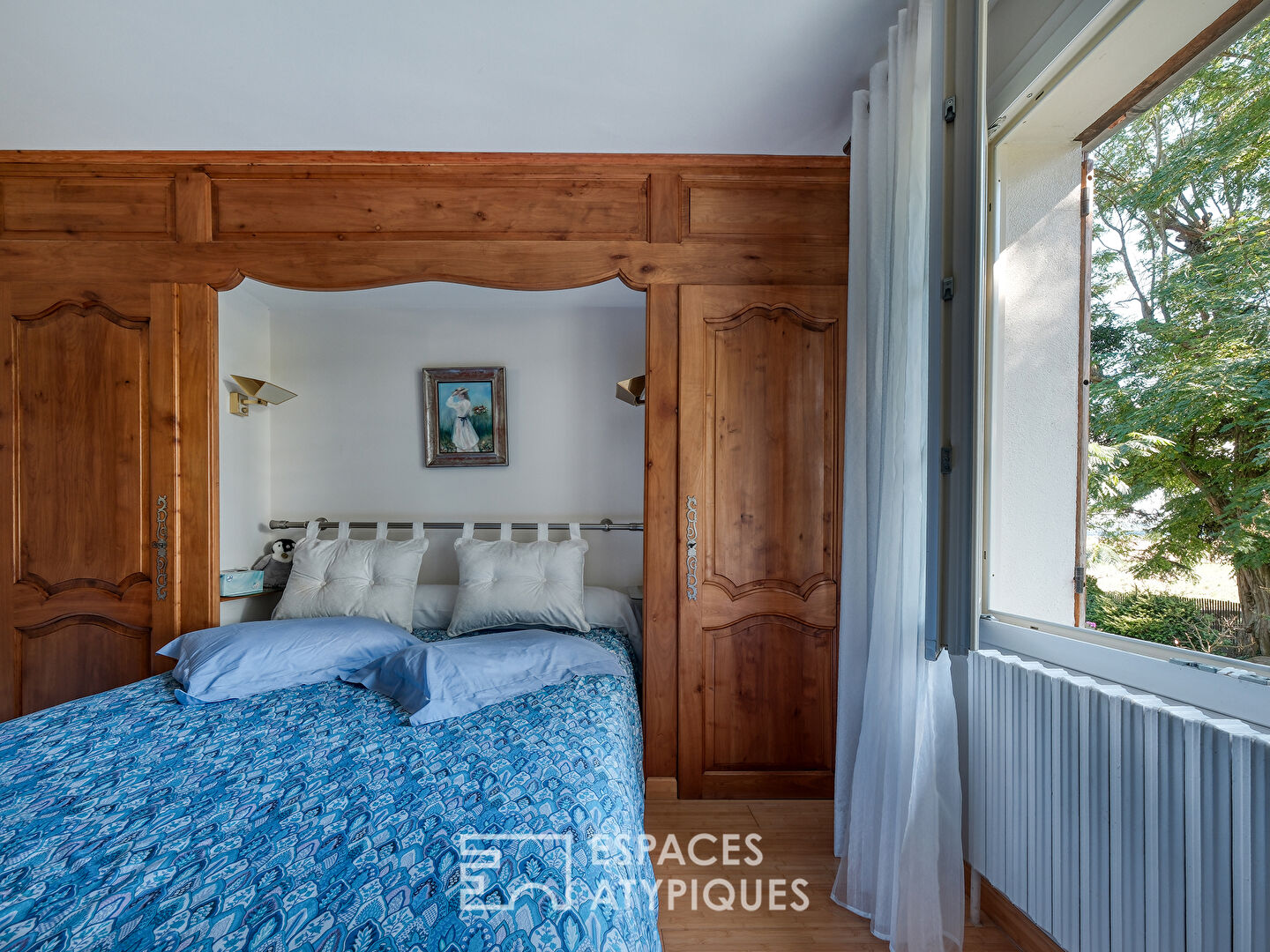 Maison familiale avec jardin arboré et piscine intérieure.