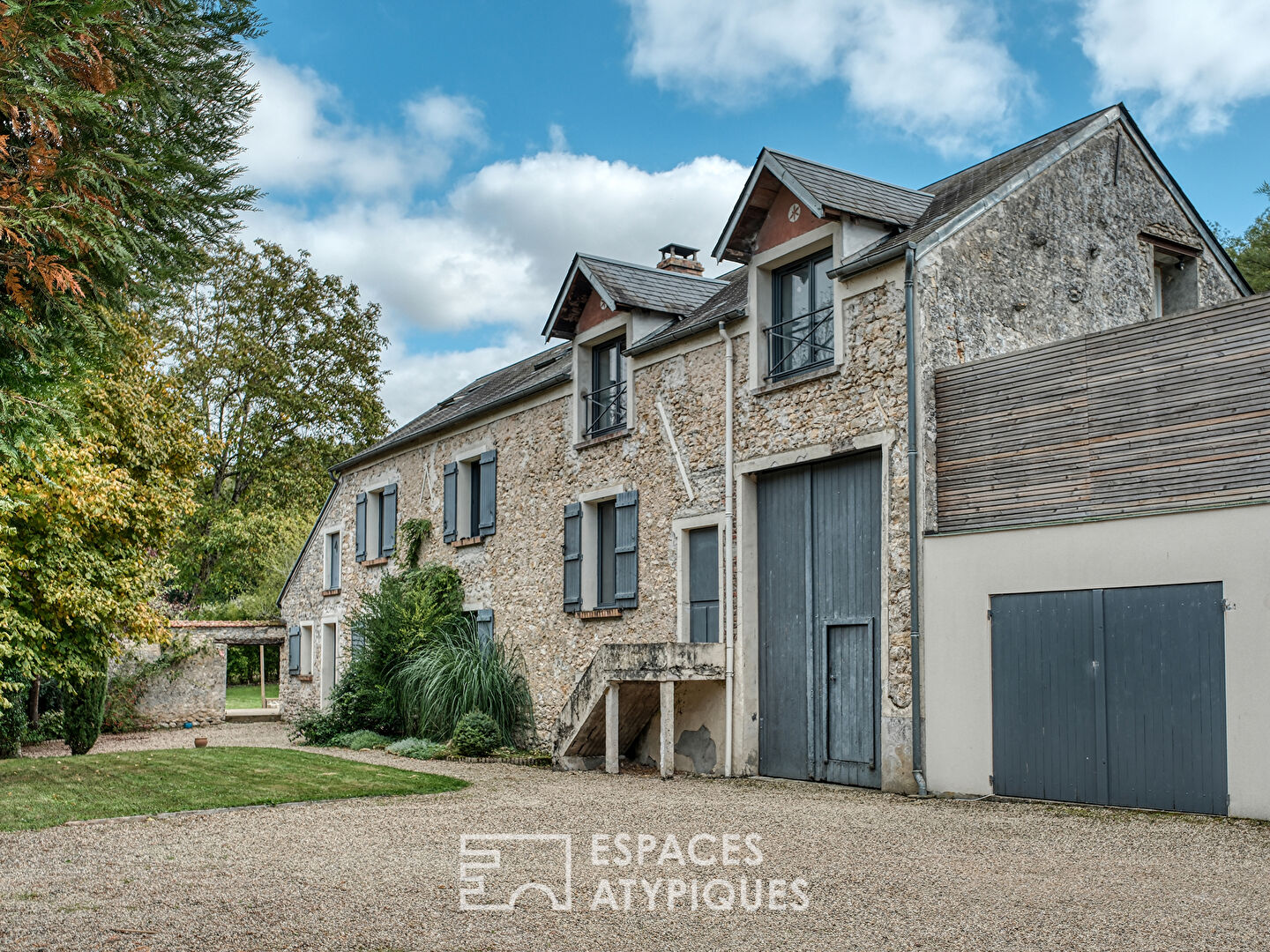 La maison authentique, sa grange et son logement indépendant.