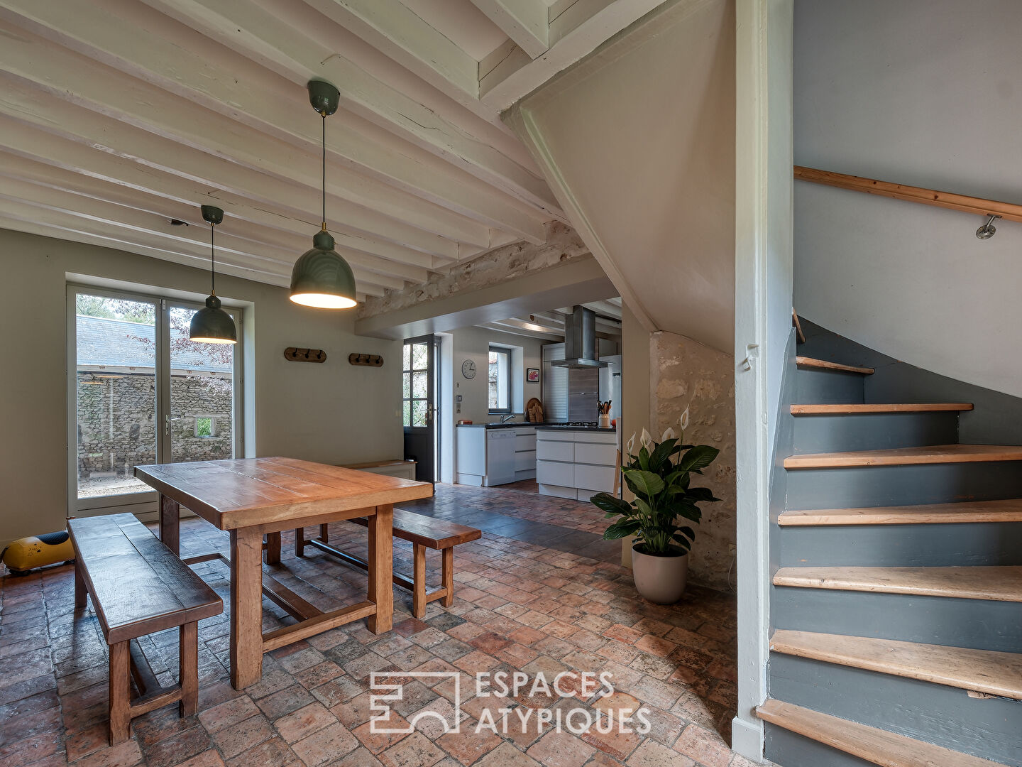 La maison authentique, sa grange et son logement indépendant.