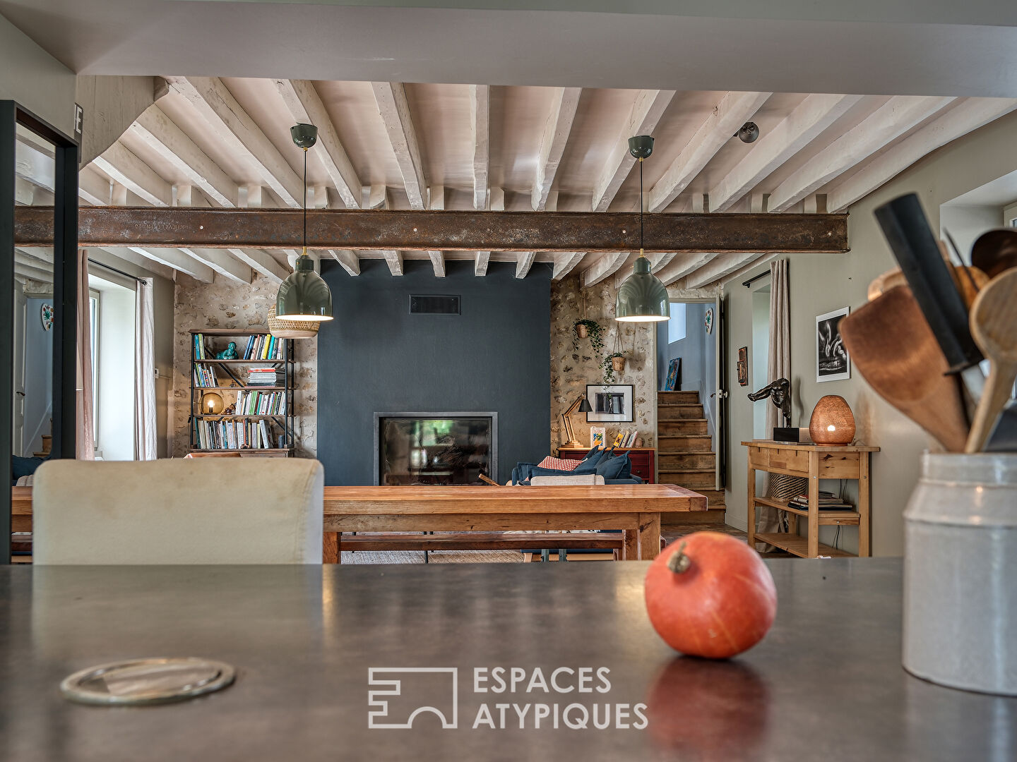 La maison authentique, sa grange et son logement indépendant.