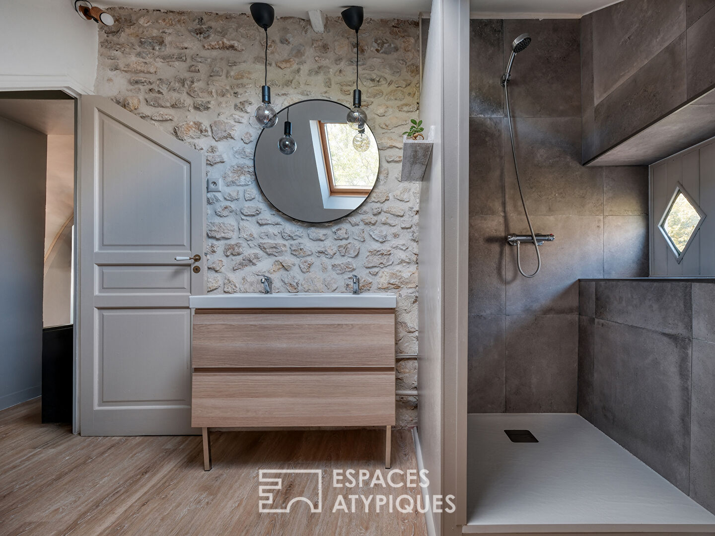 La maison authentique, sa grange et son logement indépendant.